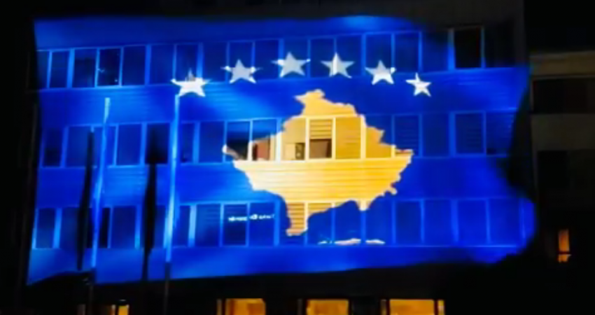 Ndërtesa e Kuvendit dhe Presidencës merr ngjyrat e flamurit shtetëror