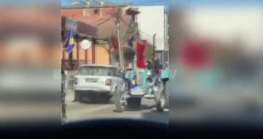Malishevë: Qytetarët parakalojnë me traktorë për 15-vjetorin e Pavarësisë