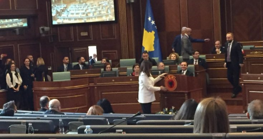 Ganimete Musliu vendos emblemën e UÇK-së në foltoren e Kuvendit