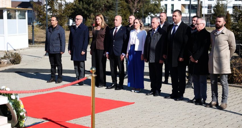 Haradinaj te varri i Rugovës: Përjetësisht nderim për gjithë ata që kontribuan ta gëzojmë këtë ditë
