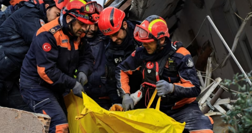 Tetë të vdekur dhe qindra të plagosur si pasojë e tërmetit të ri në Turqi