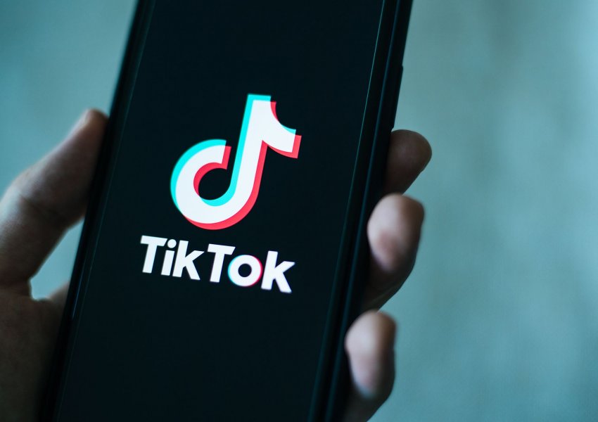 Qeveria britanike pritet të ndalojë përdorimin e TikTok-ut në celularët e punës