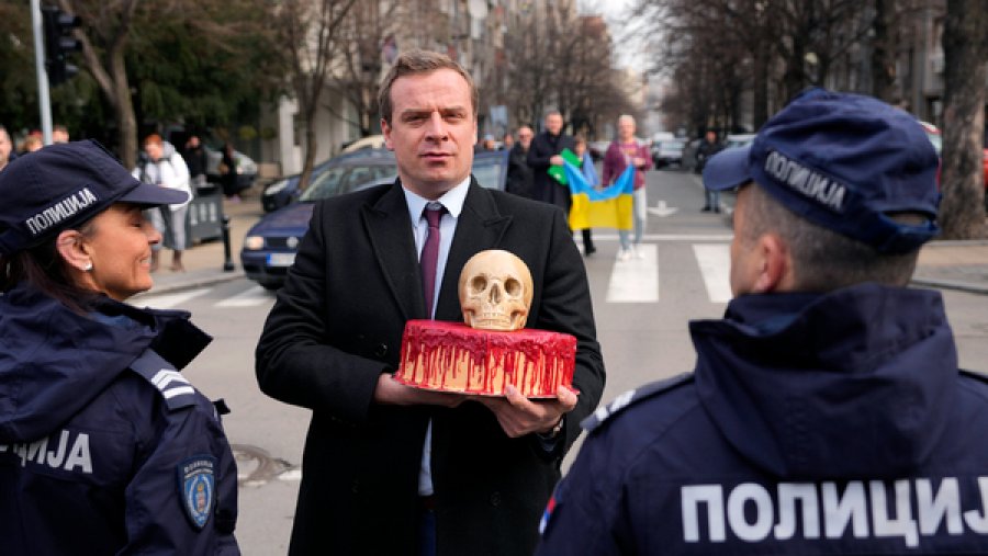 Aktivistët serbë përpiqen t'i 'dhurojnë' ambasadës së Rusisë një tortë me kafkë