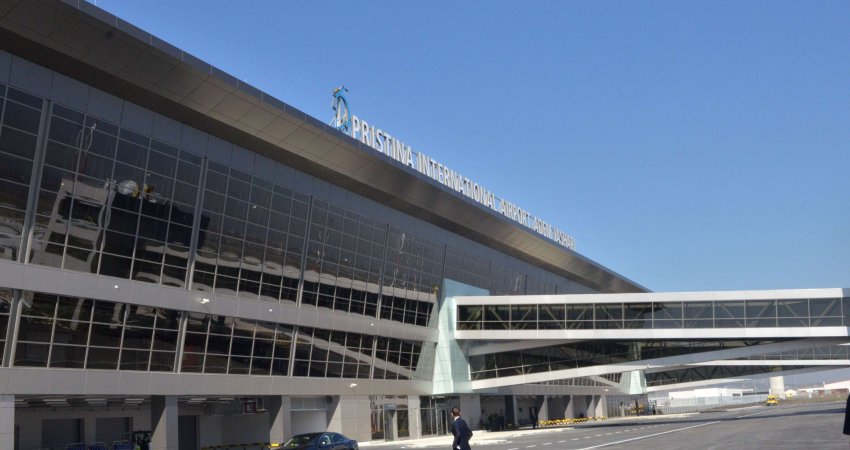 Ndalohet një person në Aeroportin e Prishtinës, i gjenden 9 fishekë në valixhe