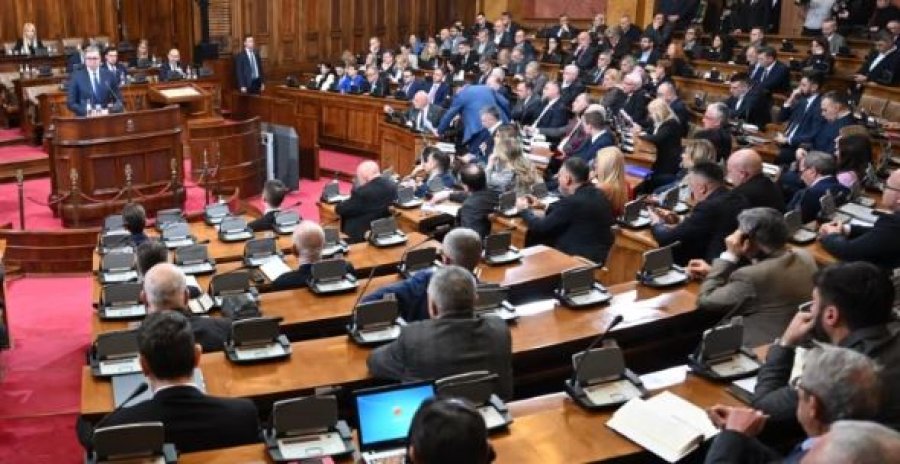 Pas marrëveshjes për planin, opozita serbe e 'kryqëzon' Vuçiqin për tradhti kombëtare