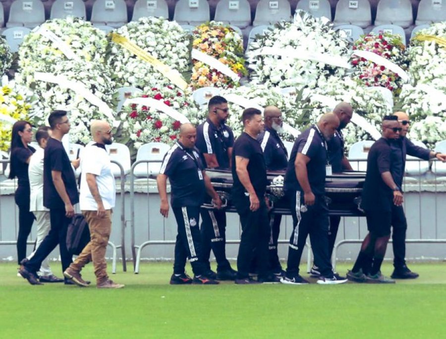 Trupi i Pele mbërrin në stadiumin e Santos, homazhe 24 orë për nder të legjendës