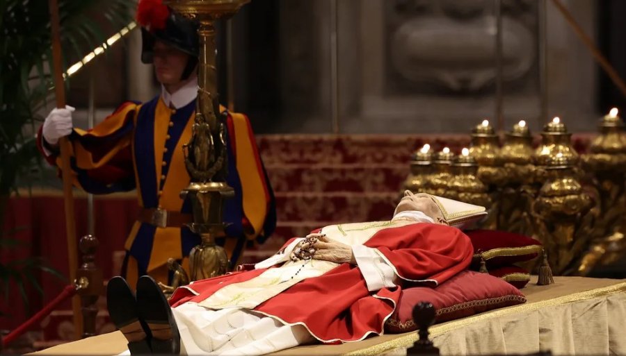 Homazhet për Papa Benediktin/ Vatikani: Do jetë ceremoni e thjeshtë