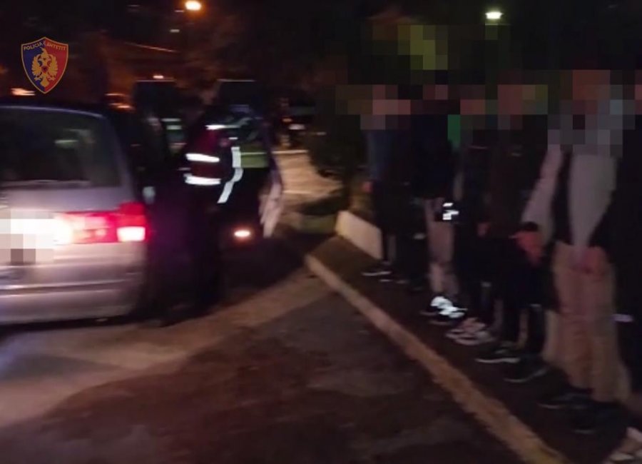 Arrestohet në Tepelenë shoferi me 8 klandestinë, u mori nga 250 euro secilit