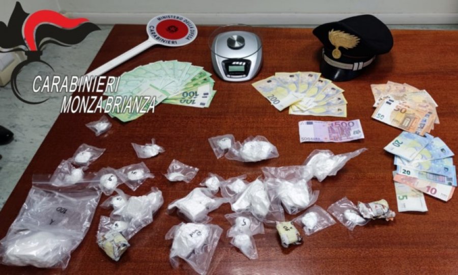 Kontroll i befasishëm nga karabinierët, shqiptarit i zbulohen 600 gram kokainë dhe para cash në banesë, arrestohet