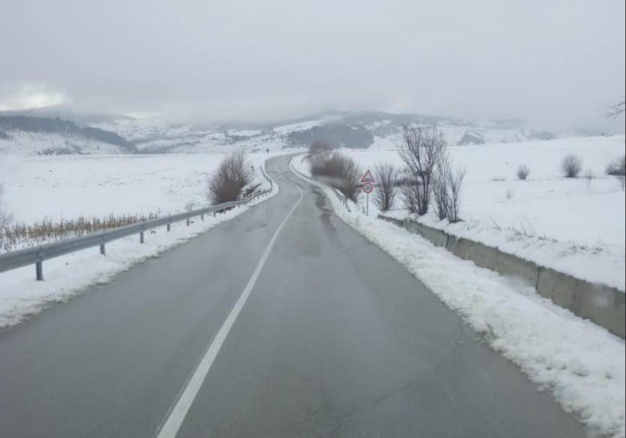 Rrugët problematike në vend si pasojë e dëborës dhe ngricave