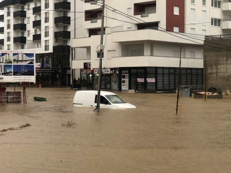 Përmbytjet në Skenderaj, nisin donacionet e para për rindërtimin e zonave të prekura