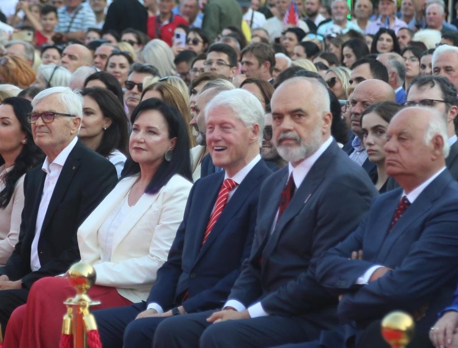 Çim Peka: Edi Rama e barazoi ish-presidentin Bill Klinton me Juri Kim