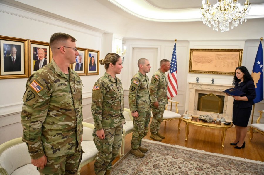 Osmani dekoron ushtarakët amerikanë në KFOR me Medaljen Presidenciale Ushtarake