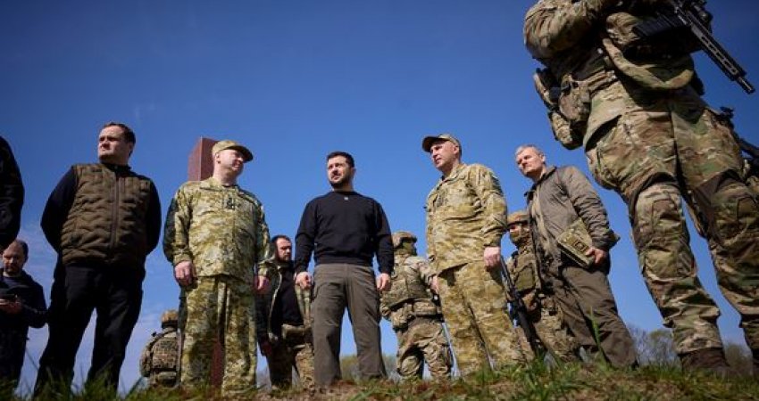 Zelensky vizitoi Ishullin e Gjarpërinjve në ditën e 500-të të luftës në Ukrainë