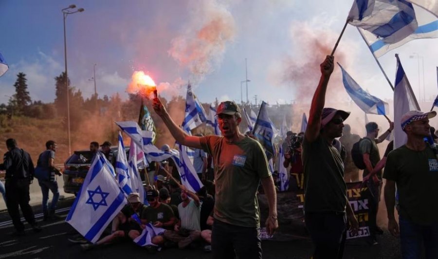 Izraelitët bllokojnë autostradat, kundërshtojnë planin e qeverisë për gjyqësorin