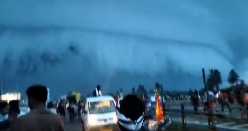 Pamje të jashtëzakonshme, formohet një re stuhie në formë cunami në Indi