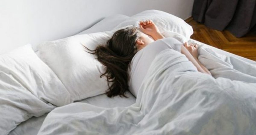 Sa orë gjumë na duhen vërtetë dhe si ta kuptojmë nëse kemi fjetur mirë? 