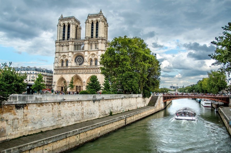 Parisi rikthen notin në lumin Sena pas 100 vjetëve