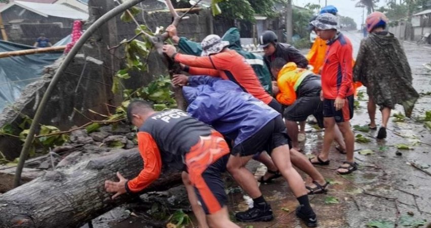 Tajfuni “Doksuri” godet Filipinet, vdesin dy persona dhe evakuohen mijëra të tjerë