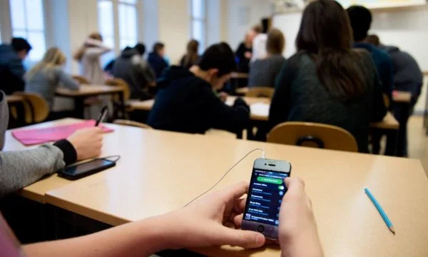 OKB-ja rekomandon që nxënësve t’u ndalohen telefonat në shkolla