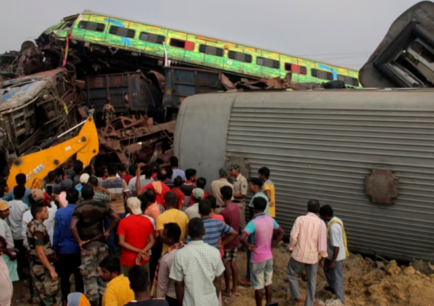 Indi, mbi 280 të vdekur pas përplasjes së dy trenave