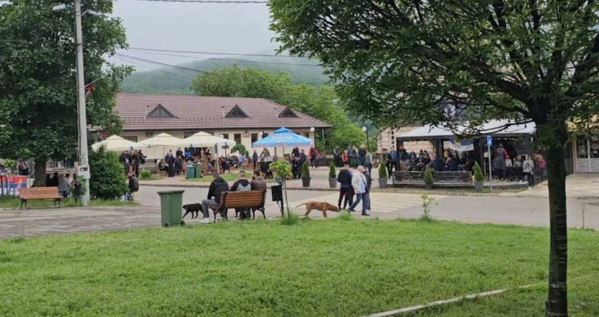Vazhdon protesta në Leposaviq, raportohet se Hetemi është larguar nga objekti i komunës