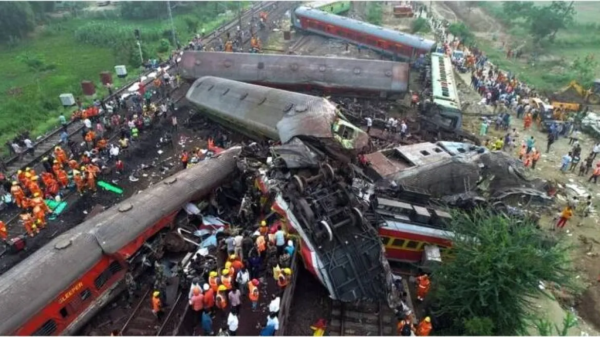 Indi: Shkon në 300 numri i viktimave nga përplasja e trenave