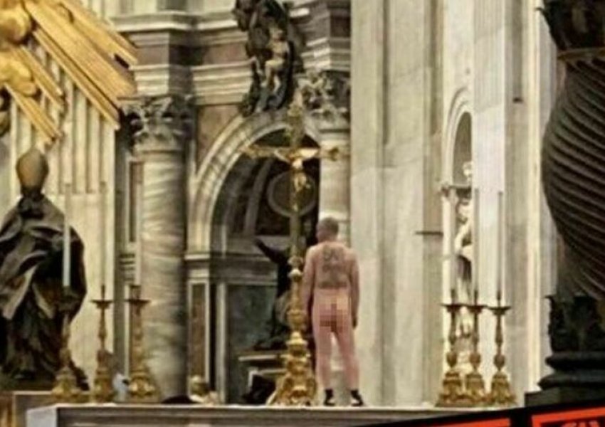 Vatikan, një burrë lakuriq shfaqet në altarin kryesor të bazilikës së Shën Pjetrit
