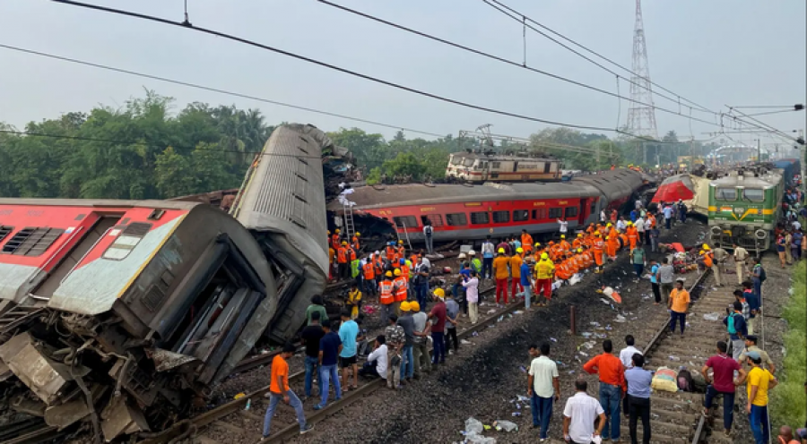 Tragjedia hekurudhore në Indi, të paktën 275 viktima! Ministri: Kemi zbuluar shkakun