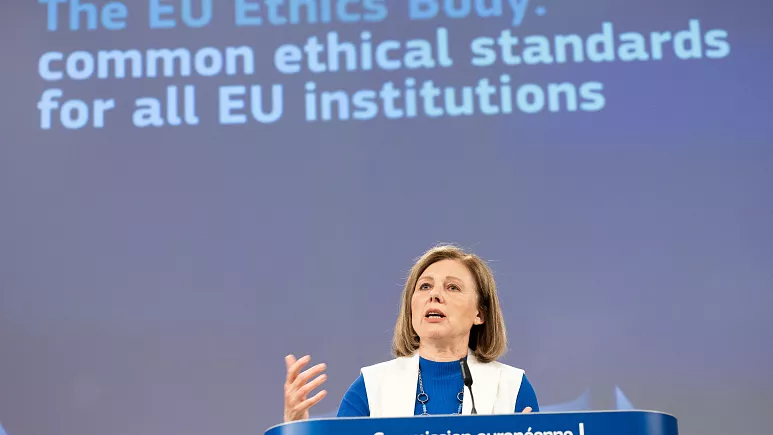 Komisioni Evropian planifikon një organ të ri të etikës që të luftojë korrupsionin