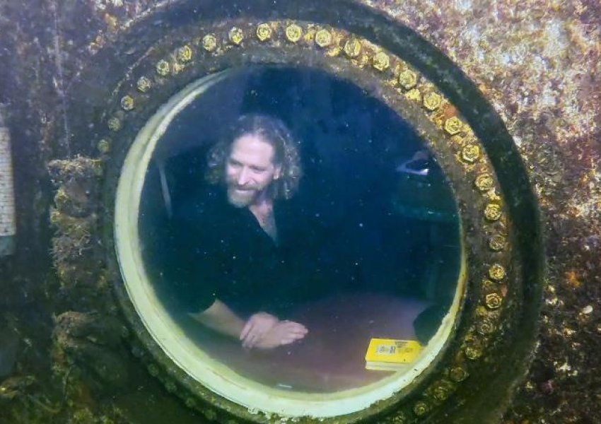 Profesori nga Florida thyen rekord botëror, qëndroi nën ujë për 100 ditë