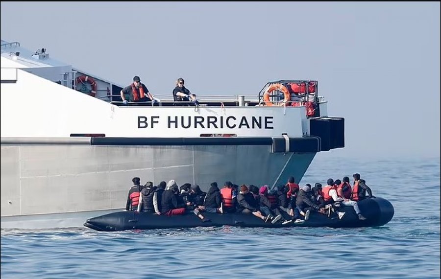 Shpëtohen 56 emigrantë në brigjet greke, shmanget tragjedia