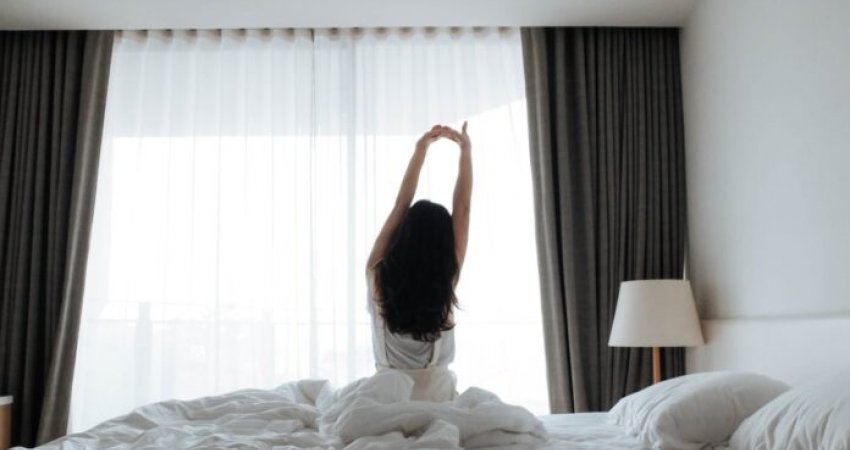 Studimi: Njerëzit që zgjohen herët në mëngjes janë më të lumtur