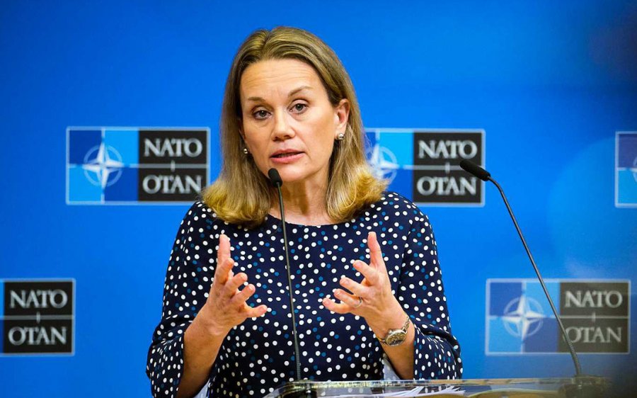 Ambasadorja e SHBA në NATO kërkon nisjen e dialogut, Kosovë-Serbi
