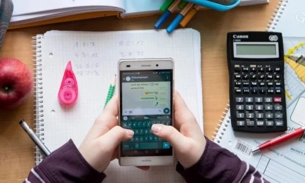 Vendi me arsimin më të mirë në botë do t’i ndalojë telefonat në shkolla