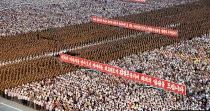 Kim Jong Un “hipnotizon” koreanët, 12 mijë njerëz dalin në protesta kundër Amerikës