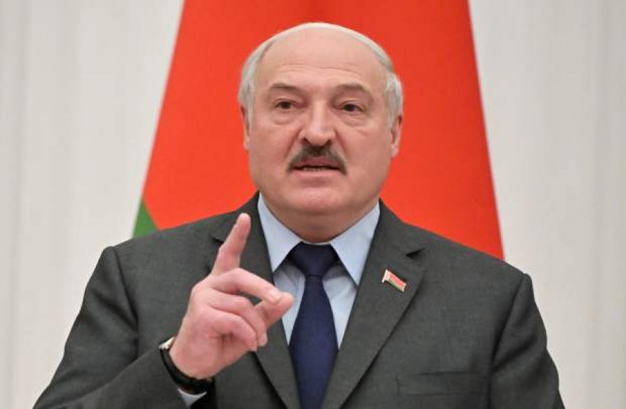 Lukashenko u mbyll gojën mediave që i quan ‘jo-miqësore’ me regjimin e tij