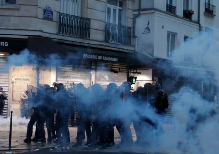 Protestat e dhunshme në periferi të Parisit, autoritetet franceze thirrje për qetësi