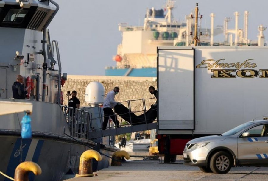 Tragjedia e emigrantëve në Greqi: Litari i Rojes Bregdetare e përmbysi barkën e mbingarkuar