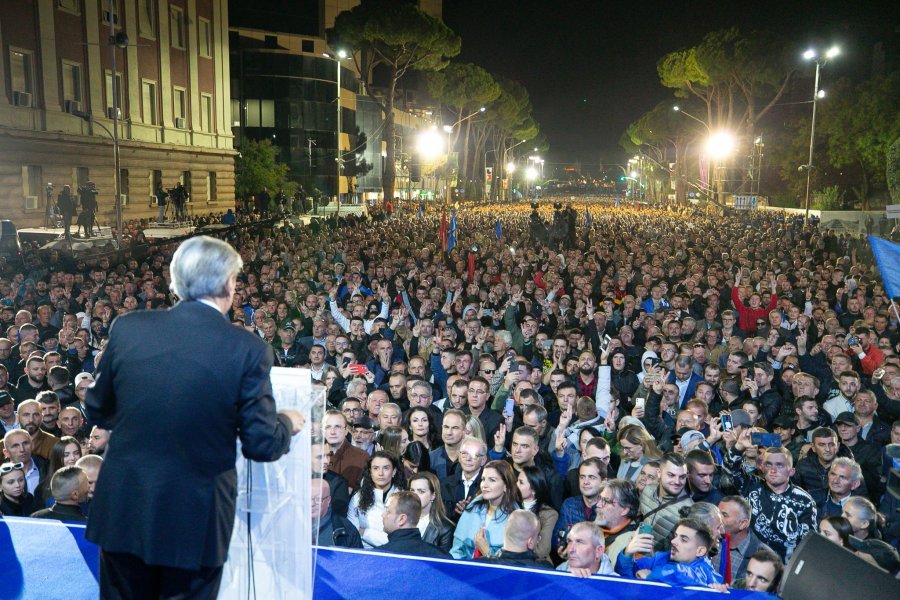 Protesta e opozitës, qindra qytetarë nga Vlora drejt Tiranës