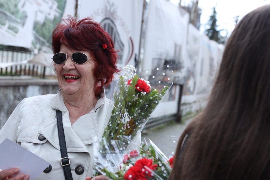 Anëtaret e FRPD dhurojnë lule për zonjat në sheshin 'Skënderbej' me rastin e 8 Marsit