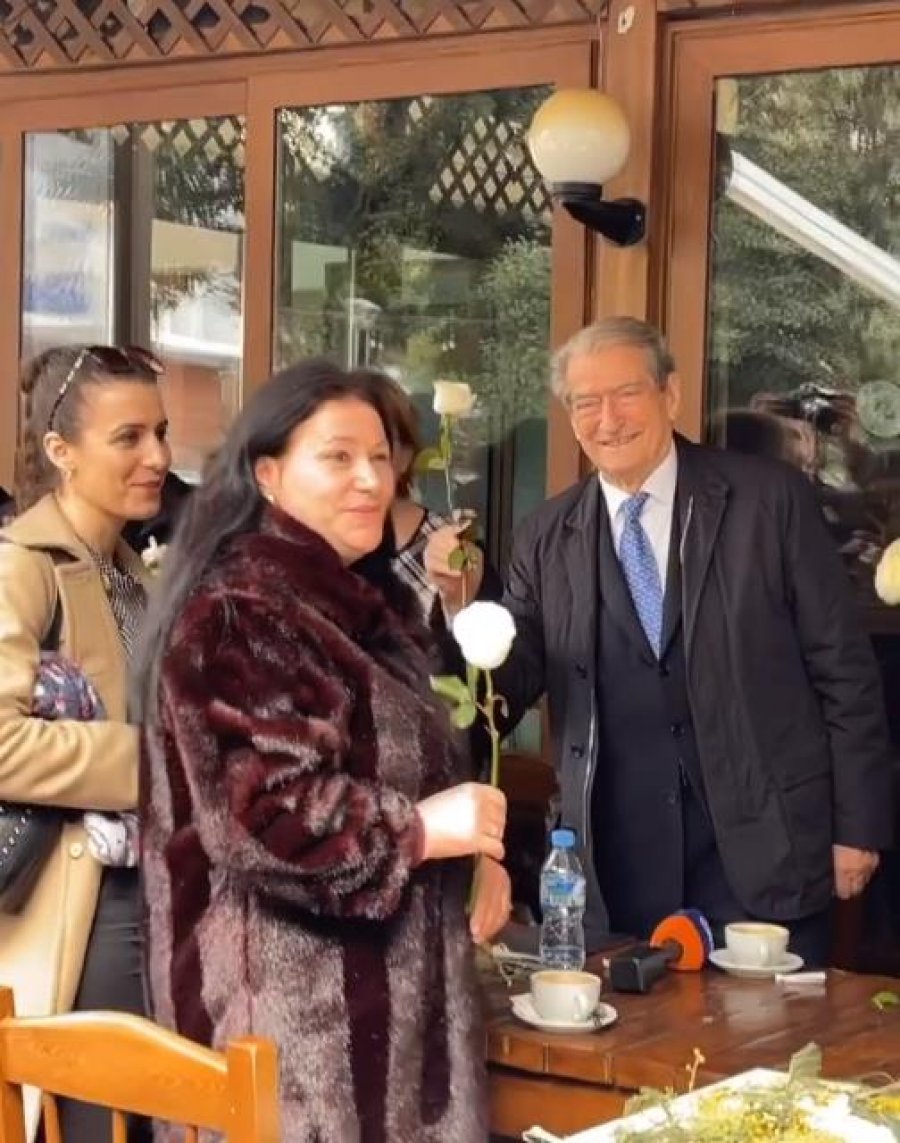'Eja, eja luleborë' - Zonjat shkodrane këndojnë pas takimit me Berishën me rastin e 8 Marsit