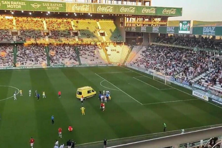 VIDEO/ Pësoi sulm në zemër gjatë ndeshjes, futbollisti kërkon të rifutet në lojë pasi përmendet
