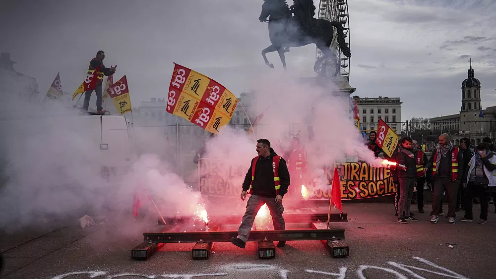 Franca në ditën e 10-të të grevave ndërsa Macron qëndron i palëkundur për reformën e pensioneve