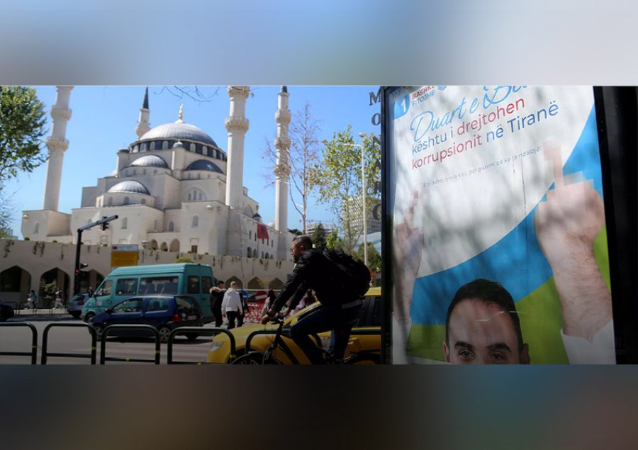 Komuniteti Mysliman nuk e dënoi posterin me gishtin e mesit të Këlliçit