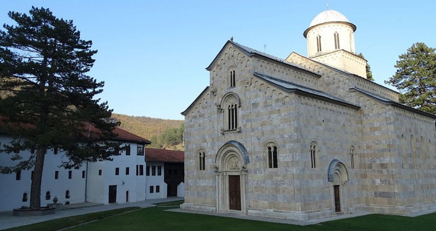 ShBA-ja sërish kritika Qeverisë që s’po e zbaton vendimin për Manastirin e Deçanit