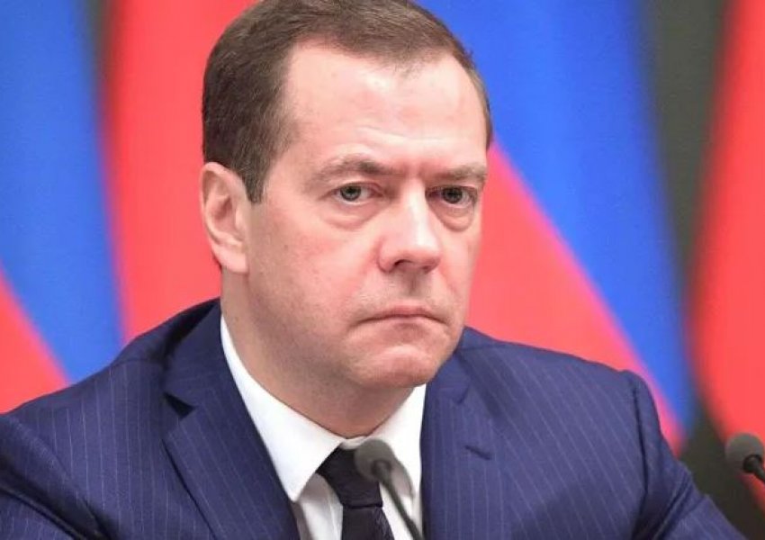 Medvedev: Zyrtarët britanikë që ndihmojnë Ukrainën janë ‘objektiva legjitime’