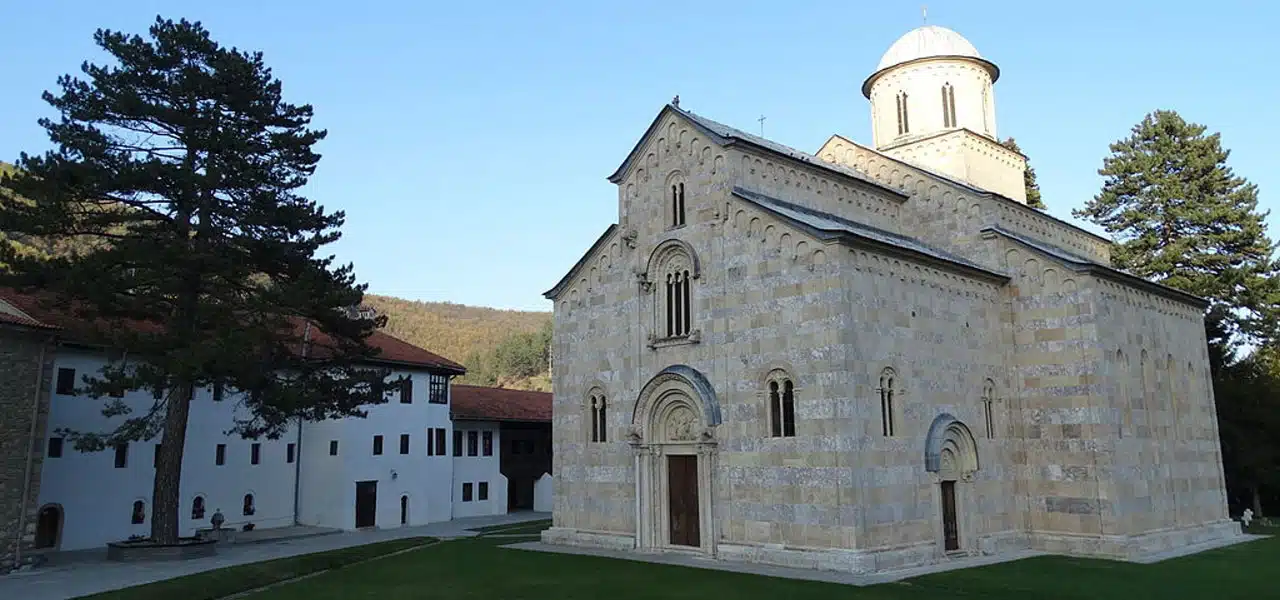 SHBA-ja sërish kritika Qeverisë që s’po e zbaton vendimin për Manastirin e Deçanit
