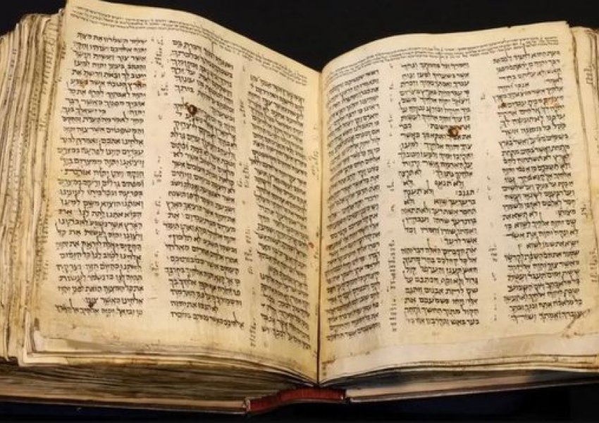 Bibla më e vjetër e plotë hebraike shitet për 38 milionë dollarë në ankand