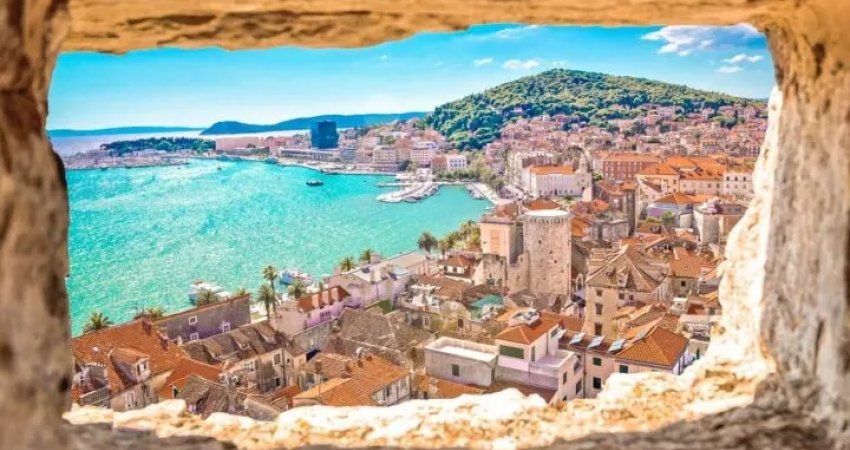 Gjoba për turistët në Split: 300 euro për jashtëqitje në publik, 150 euro për vjellje
